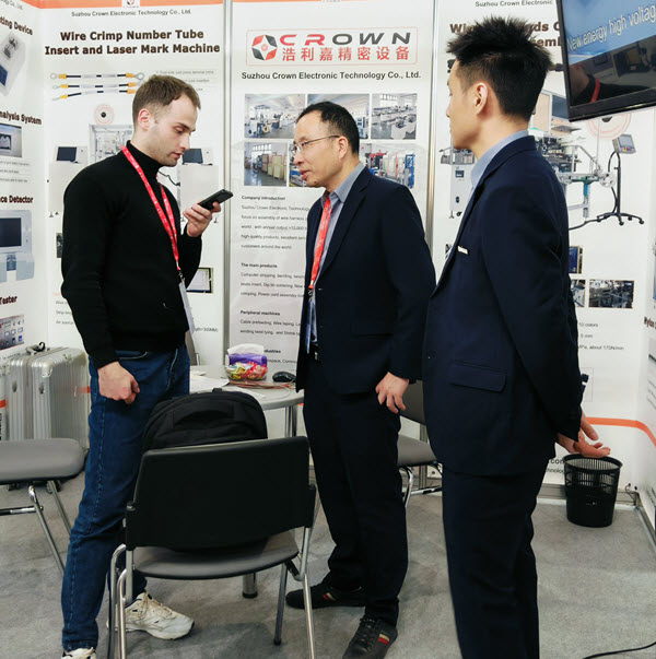 سوزشو ولي العهد في Expoelectronica 2025 موسكو